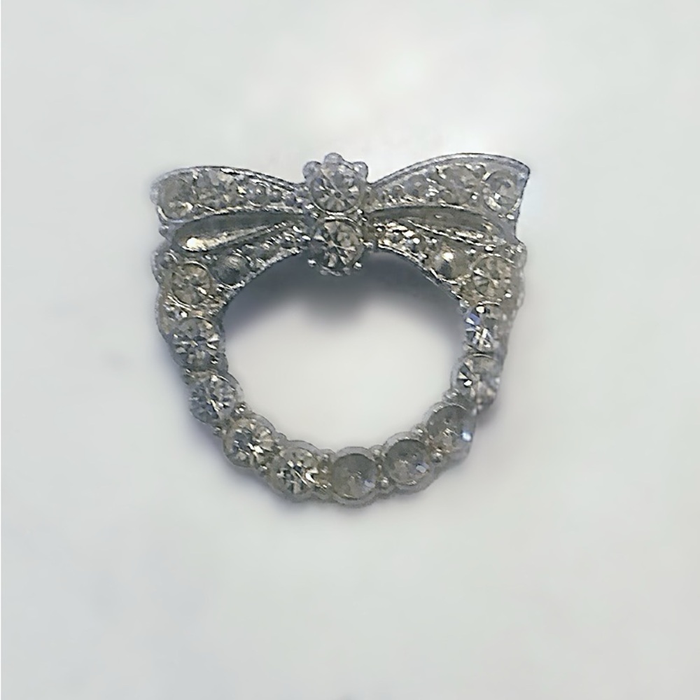 Rhinestone Wreath Brooch Silver Tone Bow Holiday Sparkle Vintage